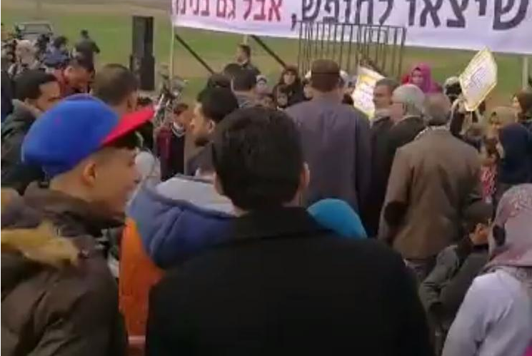 بالصور- باللغتين "العبرية والعربية"...على حدود غزة "أين انا.. أريد حريتي"