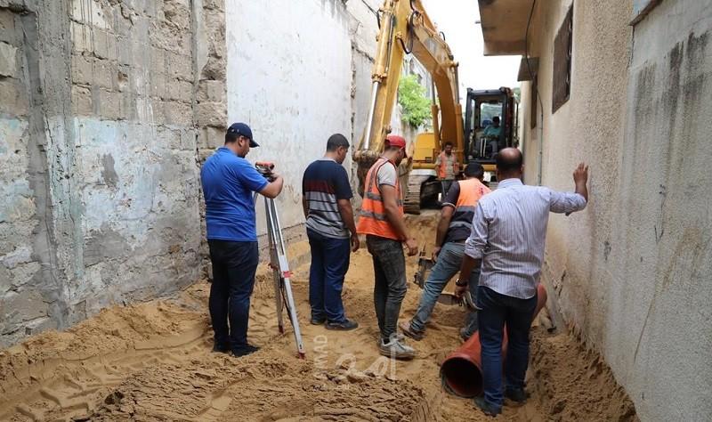 "جباليا النزلة" تشرع في تنفيذ مشروع تطوير شوارع متفرقة في منطقتي الزرقاء والغباري
