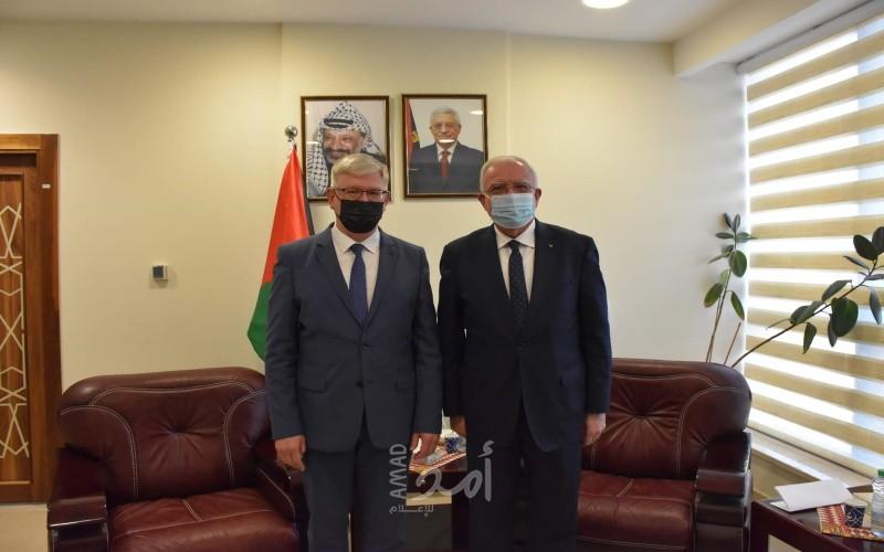 في أول زيارة رسمية.. المالكي يستقبل المدير التنفيذي لسجل أضرار الجدار