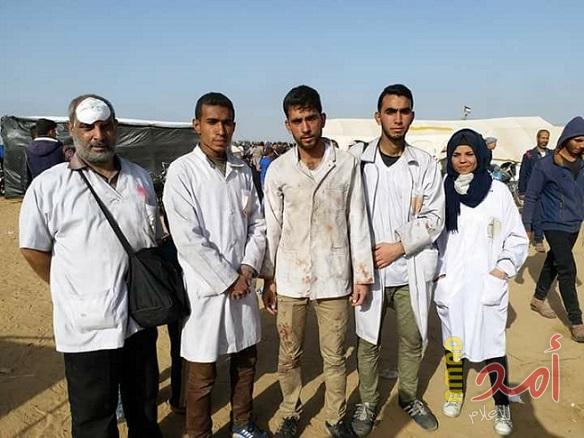 وسط المخاطر.. العاملون في النقاط الطبية جنود مجهولون لحفظ أرواح المتظاهرين - صور