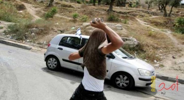 شبان يرشقون مركبات المستوطنين قرب بلدة الخضر جنوب بيت لحم