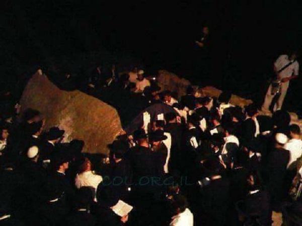 مستوطنون يقتحمون ويدنسون المقامات الدينية في نابلس