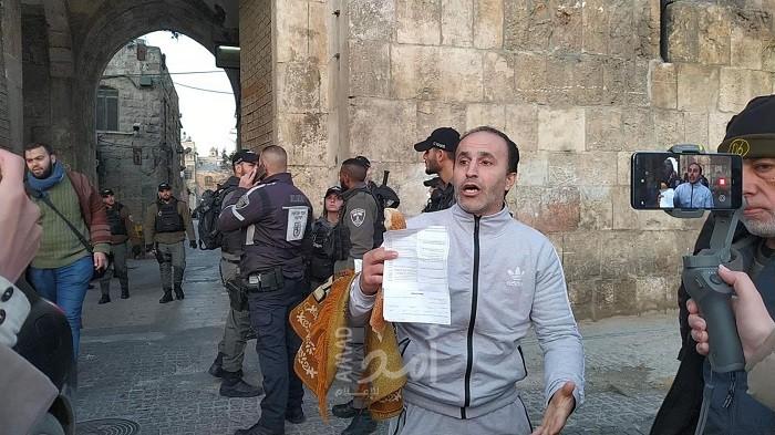 شرطة الاحتلال تسلم المبعد "نظام أبو رموز" مخالفة لتوزيعه الكعك على المصلين داخل "الأقصى"