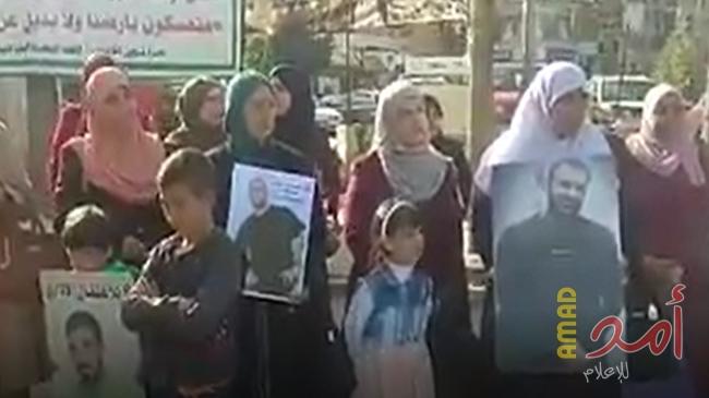 رام الله: وقفة تضامنية لذوي الأسرى بالتزامن مع إعلانهم الإضراب المفتوح عن الطعام  (فيديو)
