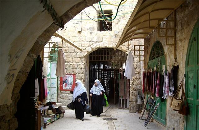 فرحة العيد بالخليل العتيقة ممزوجة بغصة الفراق والهجران