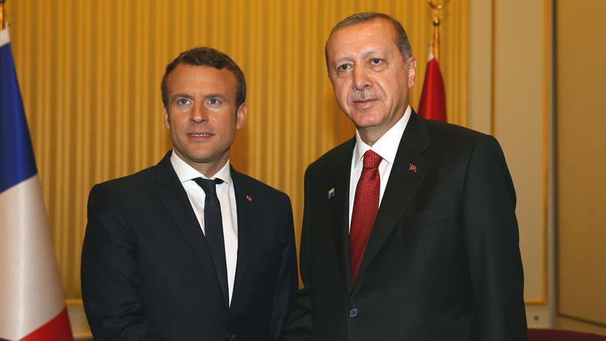 أردوغان وماكرون يبحثان هاتفياً الضربة الثلاثية في سوريا