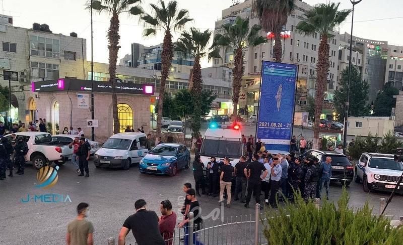أمن السلطة يفرج عن نشطاء ويعتقل آخرين في رام الله- صور