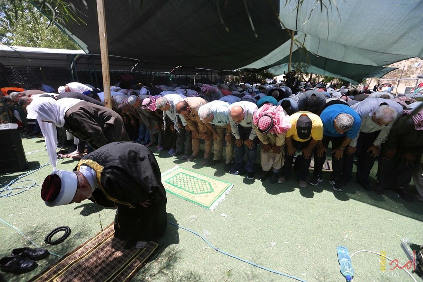 رام الله: مئات المصلين يؤدون "الجمعة" في الخان الأحمر