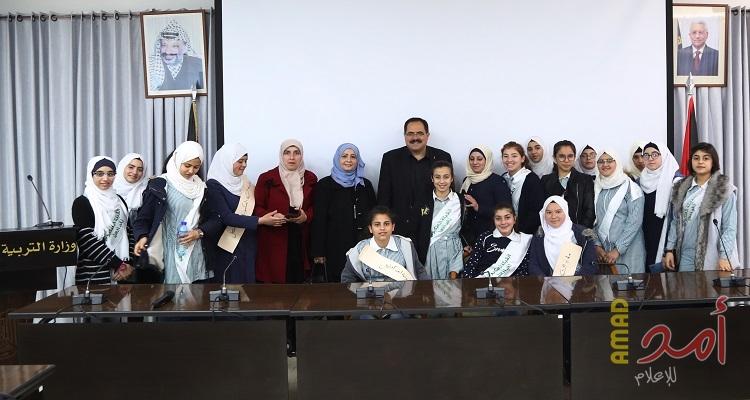 صيدم يشيد بالمبادرات الطلابية الملهمة ويدعو الطلبة للتمكن من عالم الإنترنت