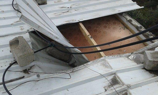 تضرر منزل نتيجة تطاير ألواح الصفيح في البريج