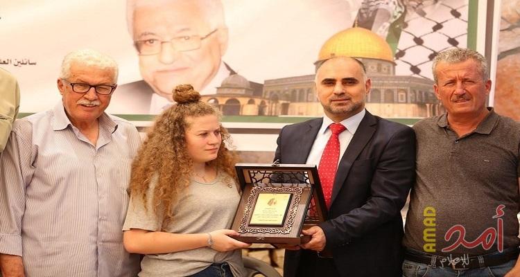 "أبو عيطة" يكرّم الاسيرة المحررة عهد التميمي ووالدتها