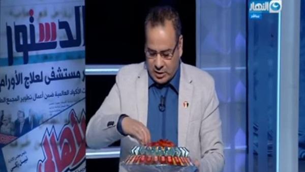 فيديو - الاعلامي المصري جابر القرموطي يوزع "شيكولاته" احتفالا بإسقاط طائرة إسرائيلية على الهواء