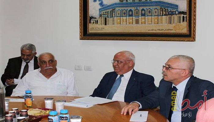 بالصور: عريقات يقدم منحا دراسية للمتفوقين في الـثانوية العامة "انجاز" من طلبة اريحا والاغوار