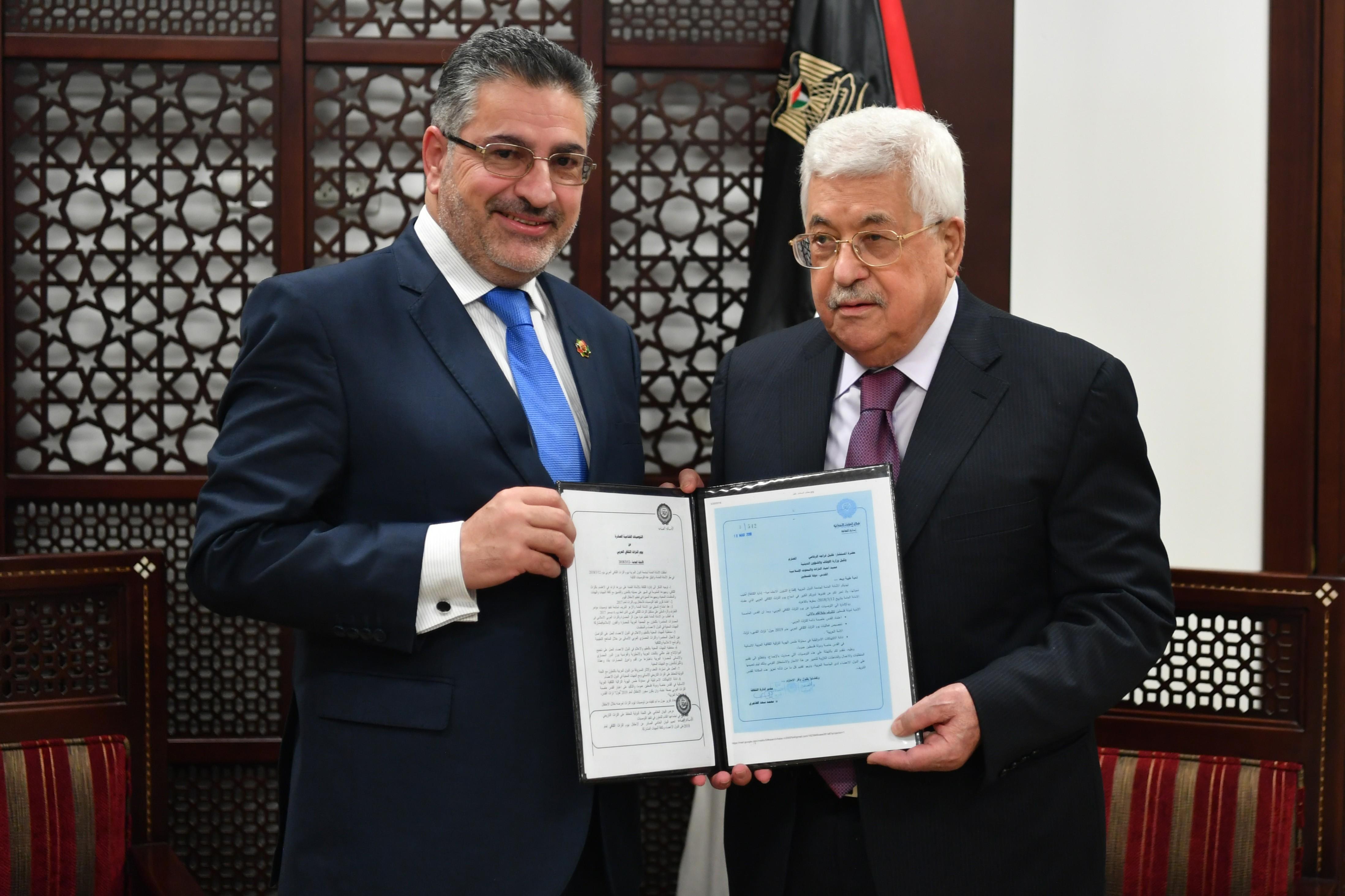 عباس يتسلم قرار اعتماد القدس عاصمة دائمة للتراث العربي