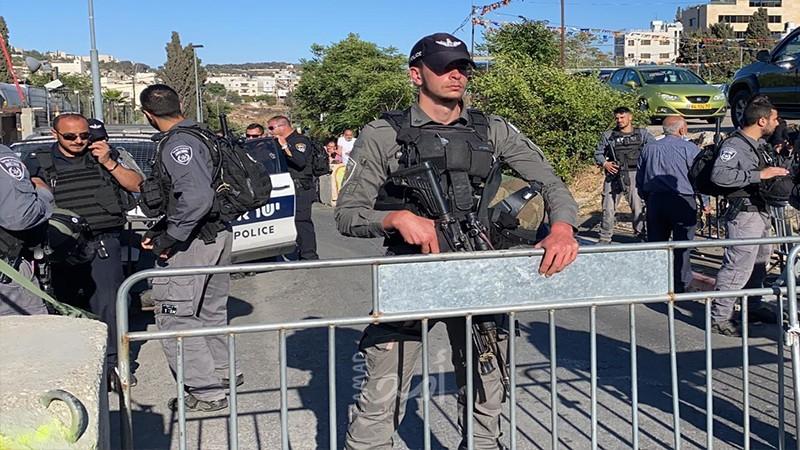 جيش الاحتلال يزيل حواجزه من أمام منزل عائلة سالم بالشيخ جراح