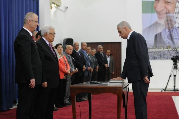 اخيرا.. العيسه يتسلم وزارة الأسرى