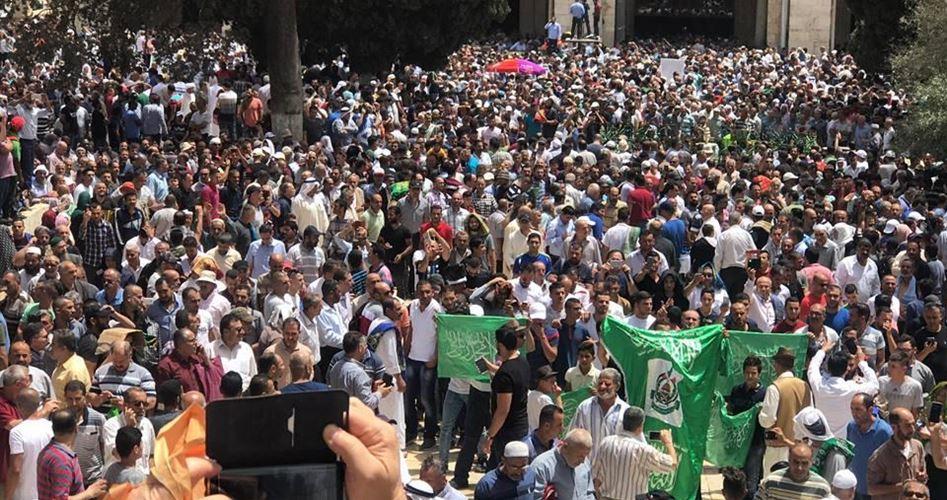 ألاف المواطنين يشاركون في مسيرة بباحات "الأقصى" نصرة للقدس وغزة