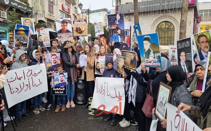 الخليل: وقفة مطالبة باسترداد جثامين الشهداء