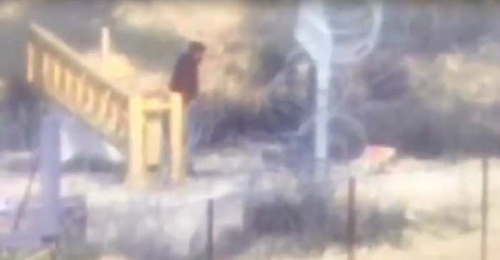 بالفيديو.. على طريق أهل غزة.. شاب يقطع السياج الفاصل قرب رام الله ويشعل به النار قبل اعتقاله