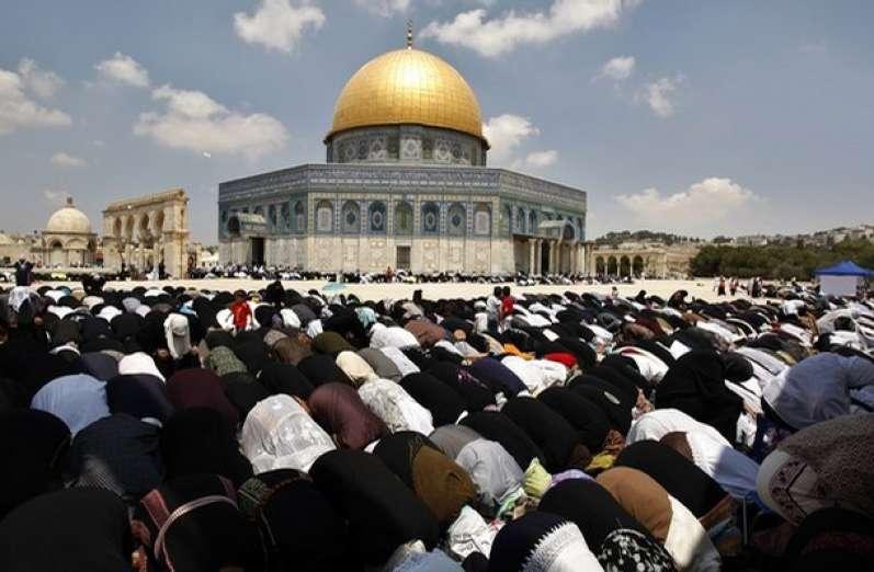 أربعون ألف يؤدون صلاة الجمعة بالمسجد الأقصى