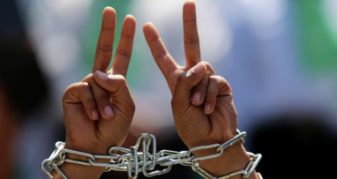 خمسة أسرى يدخلون أعوامًا جديدة داخل سجون الاحتلال