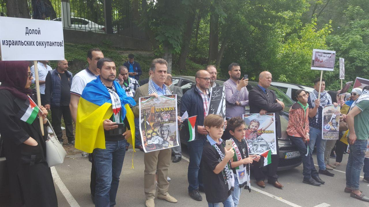 بالصور...المئات يدعمون إضراب الأسرى الفلسطينيين في العاصمة الاوكرانية كييف