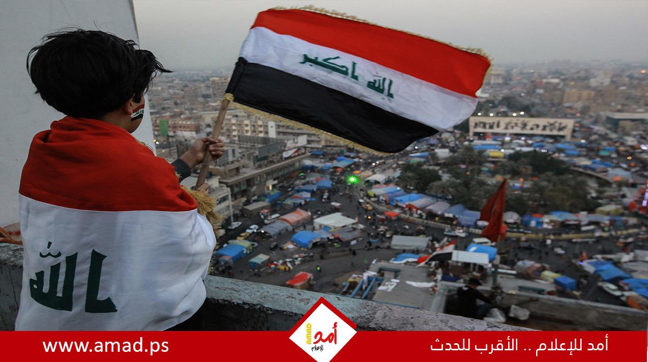 بالفيديو.. احتجاجا على الظلم..أستاذ جامعي يحرِقُ شهاداتِه ومؤلفاتِه في العراق