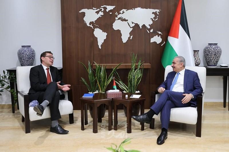 اشتية يستقبل ممثل التشيك الجديد في فلسطين