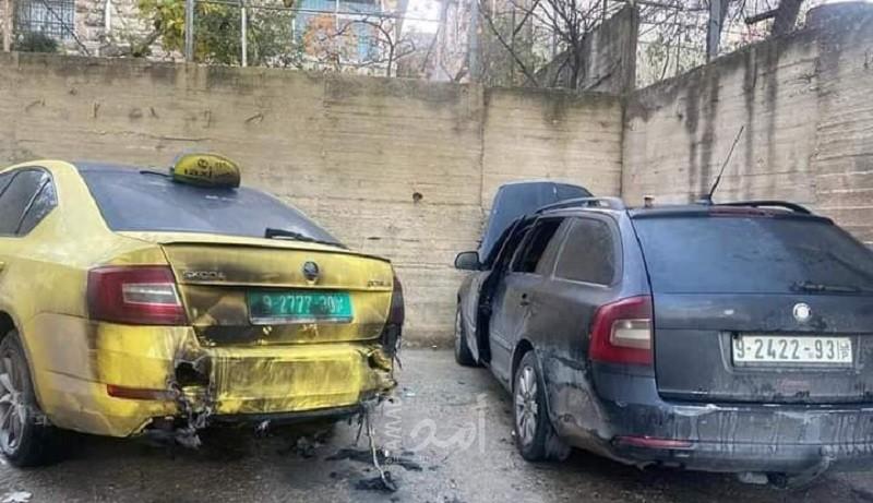 مجهولون يحرقون مركبتين في الخليل- صورة