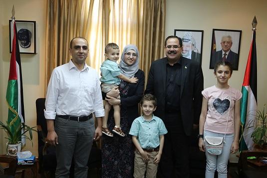 وزير التربية يستضيف الطفل المبدع أحمد سمودي على مقعد الوزير
