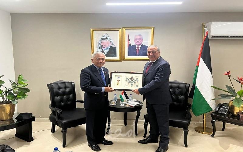 الشيخ يبحث مع ممثلا سنغافورة والأيرلندي آخر المستجدات السياسية