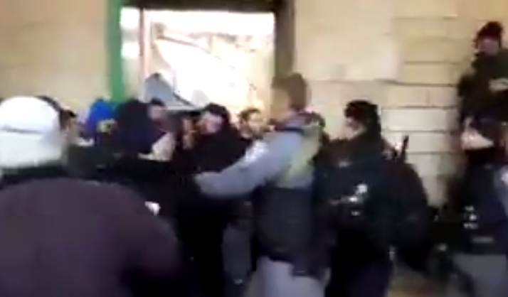 بالفيديو.. قوات الاحتلال تعتدي على المصلين في المسجد الأقصى