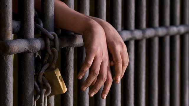 5 أسرى يدخلون أعواماً جديدة في سجون الاحتلال