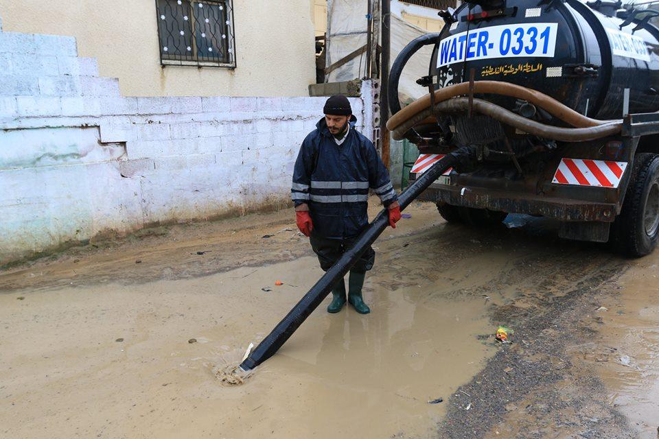 بلدية غزة تواصل جهودها في مواجهة المنخفض الجوي