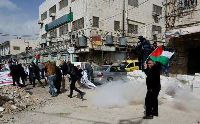 في ذكرى مجزرة الحرم الإبراهيمي.. قوات الاحتلال تقمع مظاهرة "فككوا الجيتو" في الخليل