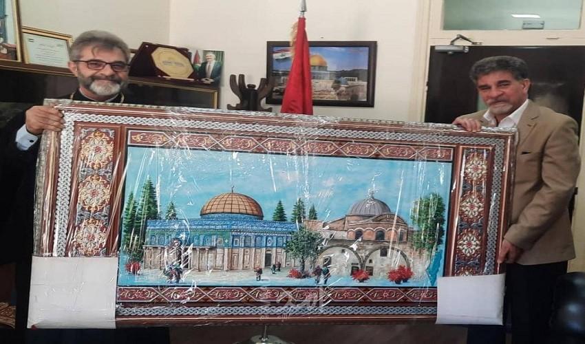 السفير عبد الهادي يتسلم هدية لوحة لكنيسة القيامة والمسجد الأقصى مهداة للرئيس عباس