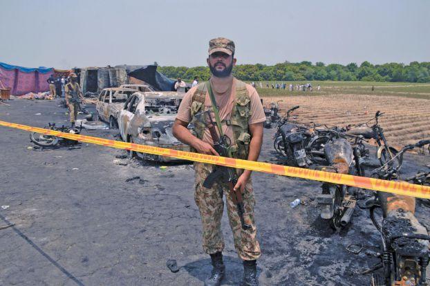 بالفيديو - مقتل 15 شخصا وجرح 30 بانفجار في كويتا الباكستانية