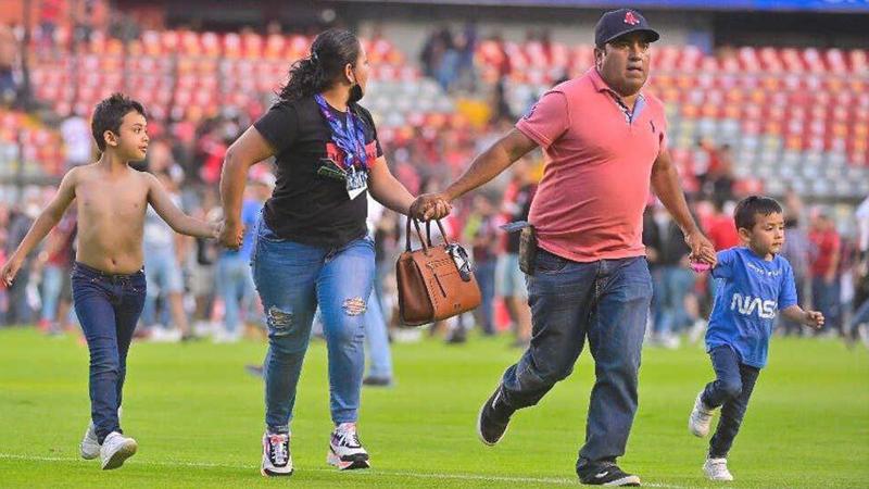 اشتباكات عنيفة بين جماهير كويريتارو وأطلس بالدوري المكسيكي