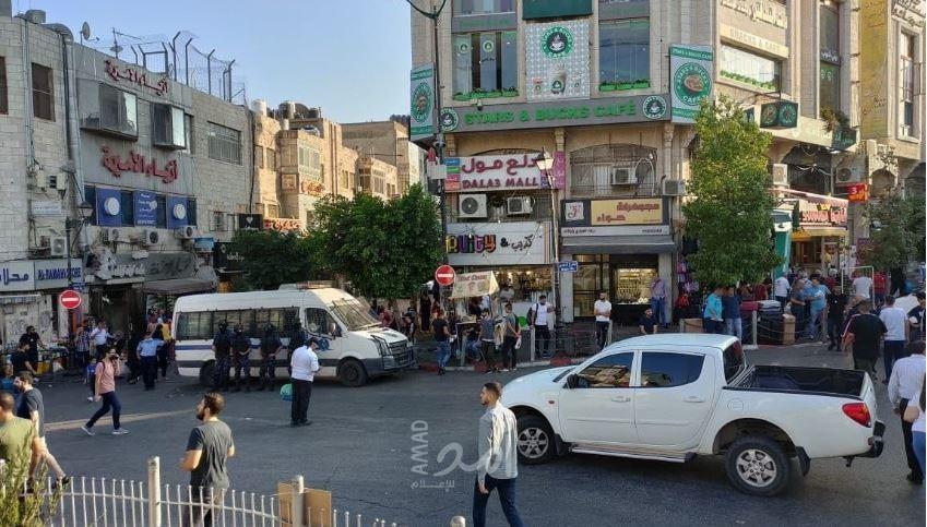 رام الله: أمن السلطة يعتقل العشرات خلال مظاهرة منددة بمقتل "نزار بنات" - صور
