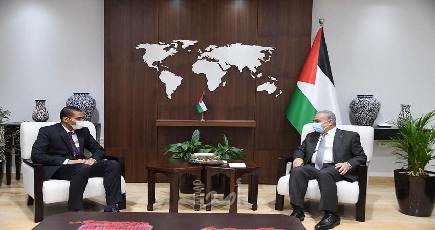 اشتية يؤكد لـ"السفير الهندي" متانة العلاقات التاريخية بين البلدين