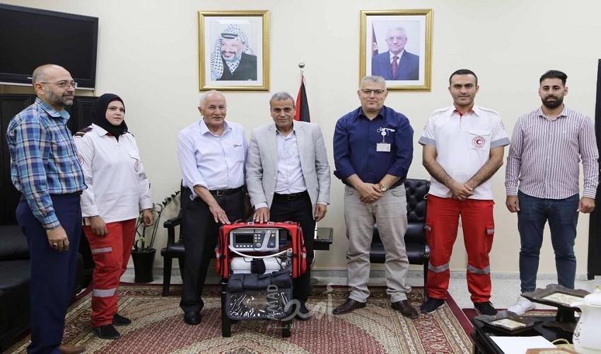 قلقيلية: المحافظ يسلم جهاز ( port+ ventilator ) لجمعية الهلال الأحمر الفلسطيني