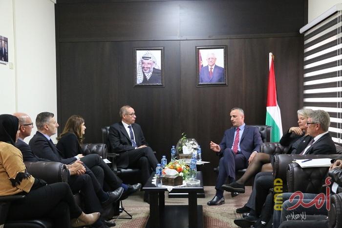 أبو دياك يسلم شهادات تدريب مدربين في الصياغة القانونية الفلسطينية