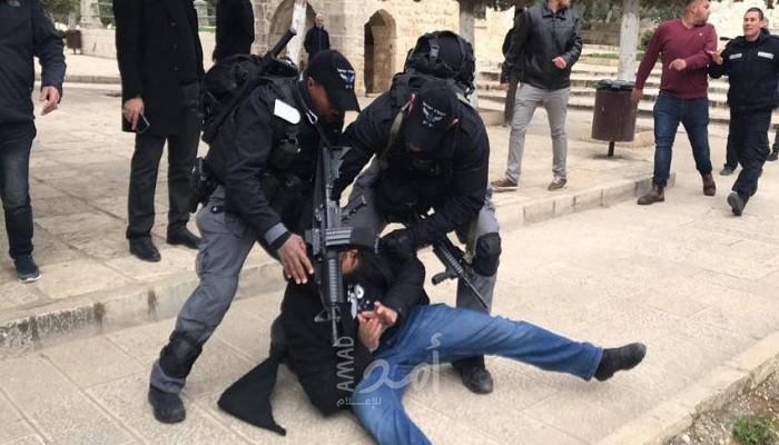 قوات الاحتلال تعتدي على المصلين أمام بوابات الأقصى