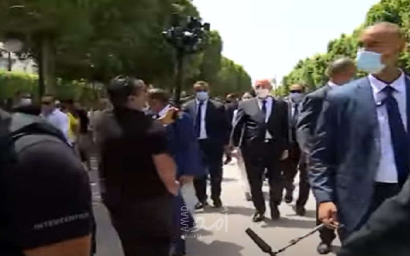 الرئيس التونسي يصل إلى شارع الحبيب بورقيبة في جولة مفاجئة - فيديو