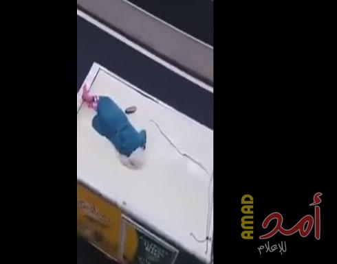 امرأة تحاول الانتحار برمي نفسها داخل نفق - فيديو