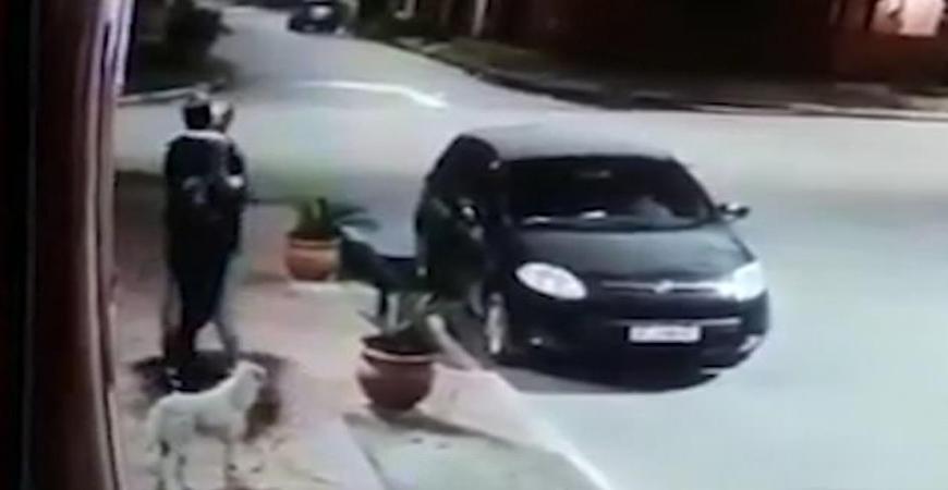 لص يتفاجأ بأن ضحيته صديقه