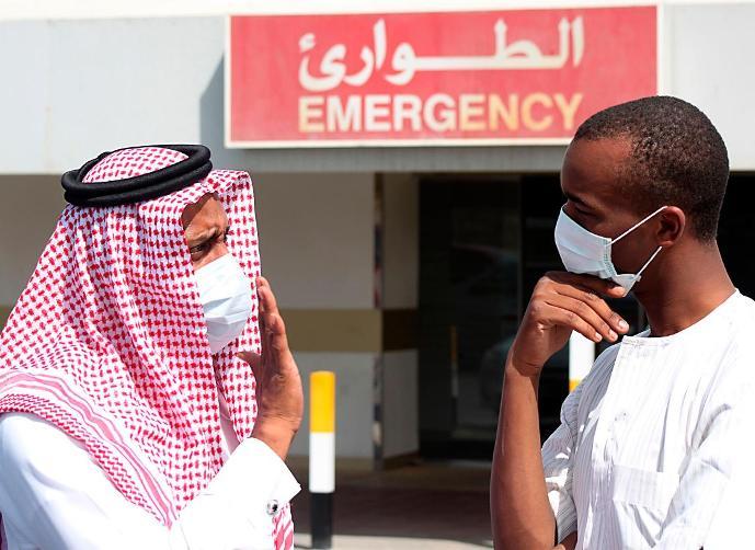 السعودية تشترط على سكانها تلقي جرعتي لقاح "كورونا" لدخول الأماكن العامة ووسائل النقل