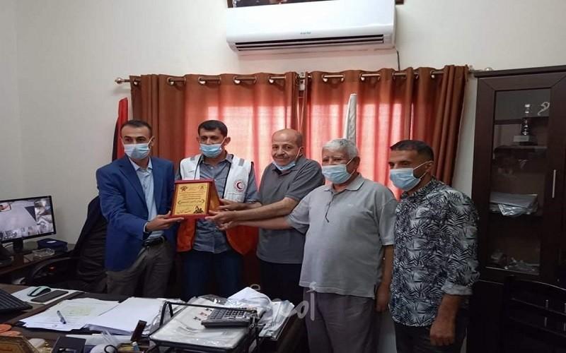 الديمقراطية تكرم المستشفى الأندونيسي والهلال الأحمر والدفاع المدني بشمال القطاع