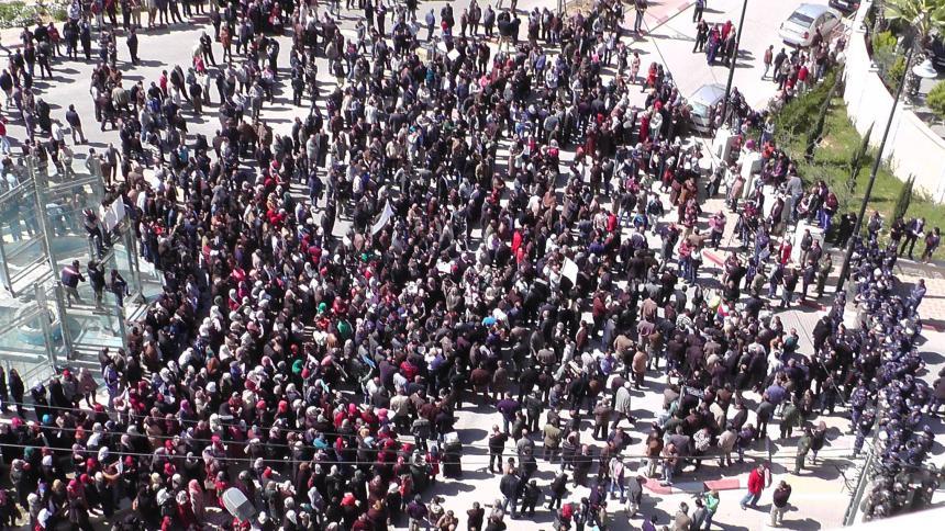الحكومة : لا اتفاق قريب مع المعلمين المضربين