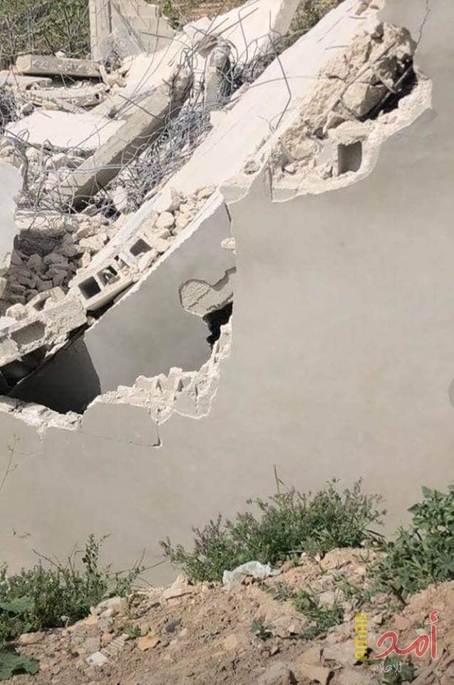 سلطات الاحتلال تهدم موقفا للشاحنات في بلدة قلنديا